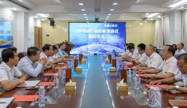 1.5822yh银河国际与张掖公路局在张掖公路局举行“产学研框架协议”签约仪式。(钟晓亮 摄).jpg